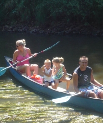 Gezin met kinderen in de kano 